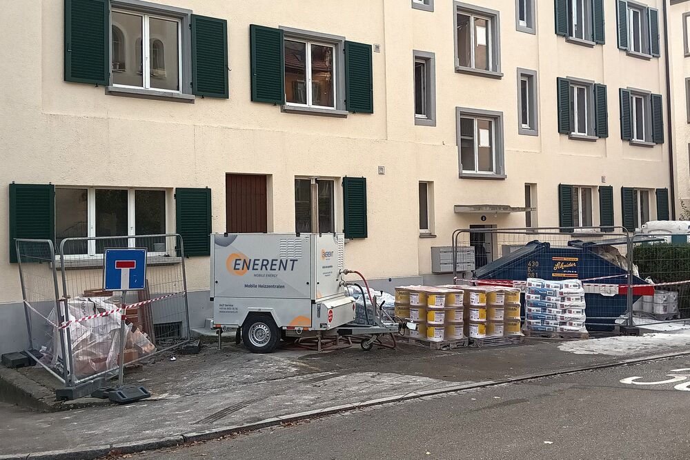 Mobile Heizzentrale mit 100 kW vor dem Neubau in St. Gallen. Betrieb mit Heizöl. In der Anlage ist ein Tank integriert. Bei einem höheren Bedarf kann darüber hinaus eine externe Tankanlage angeschlossen werden, was hier aber nicht der Fall war. (Foto: ENERENT Schweiz GmbH)